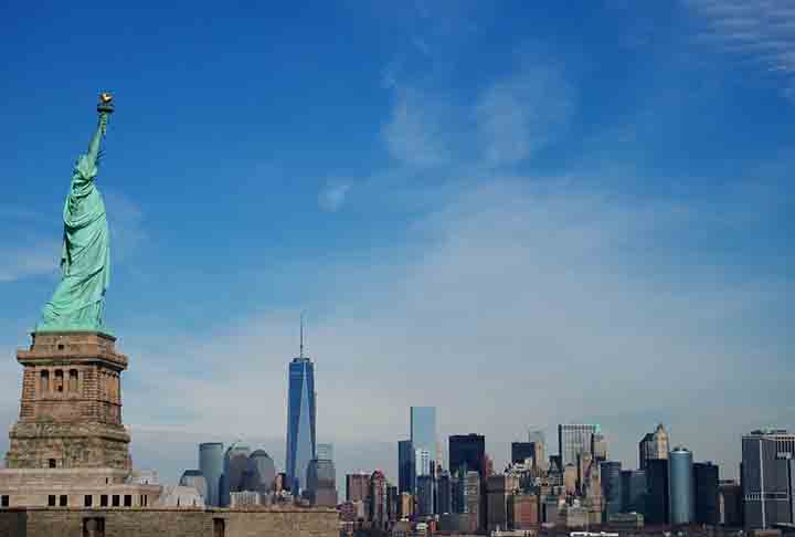 A estátua foi administrada pelo Conselho de Faróis dos Estados Unidos até 1901 e, em seguida, pelo Departamento de Guerra. Desde 1933, tem sido mantida pelo Serviço Nacional de Parques. O acesso do público ao terraço que cerca a tocha está barrada por razões de segurança desde 1916.