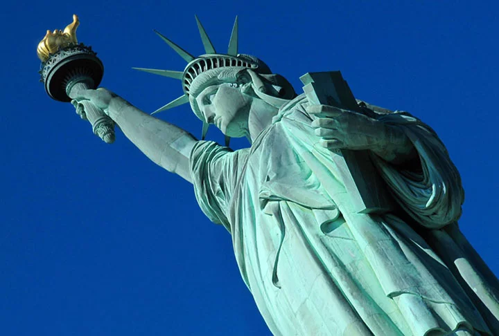 Ela foi um presente de Napoleão III, como uma forma de premiação aos Estados Unidos, após uma vitória em batalha travada contra a Inglaterra. Depois do atentado terrorista contra o World Trade Center, em 11 de setembro de 2001, a subida à coroa foi novamente proibida, por motivos de segurança.