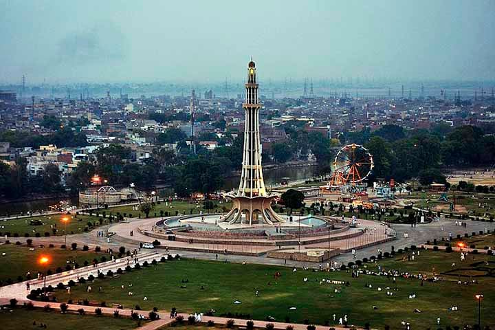 Capital da província de Panjabe, a grandiosa cidade paquistanesa de Lahore registrou em 2022 picos de poluição que levaram o governo local a decretar “emergência ambiental e de saúde”, com fechamento de escolas, parques e centros comerciais.

