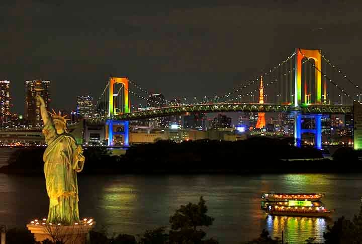 A Estátua da Liberdade é um dos símbolos mais famosos da América. Ao longo dos anos, ela tem sido um local de comícios e protestos (de sufragistas a ativistas antiguerras), aparecido em diversos filmes e incontáveis fotografias, e recebido milhões de visitantes de todo o globo.