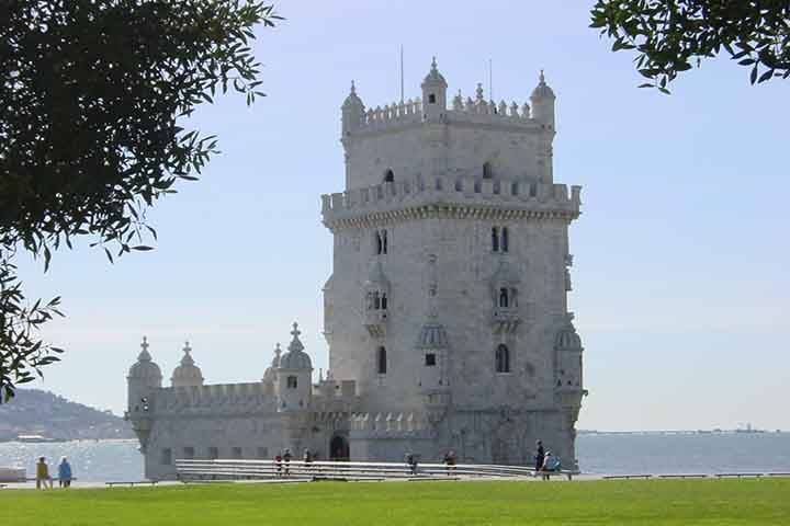 A Torre de São Vicente (1514) pertence à uma formação de defesa da bacia do Tejo mandada erigir por João II de Portugal. Além de composta a sul pela torre de São Sebastião da Caparica (1481) e a oeste pela Torre de Santo António de Cascais (1488).