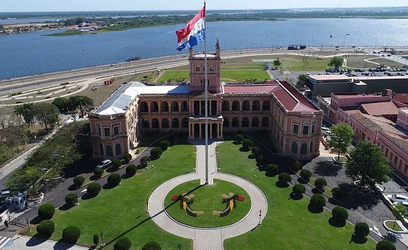 Na sequência vem o Paraguai, primeiro dos vizinhos sul-americanos da lista, com 254 mil brasileiros.