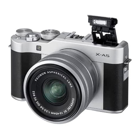 Até há pouco tempo, as pessoas geralmente usavam uma câmera fotográfica para tirar fotos, com qualidade inferior à dos celulares atuais. Era comum revelar as fotos para poder vê-las depois. Imagina o Instagram da época? Hoje, ainda existem câmeras, mas geralmente são usadas por fotógrafos profissionais, com mil e uma utilidades e visualização na hora. 