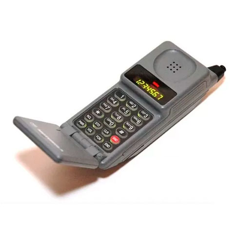 Os celulares tijolão são os primeiros celulares: pesados e grandes, não cabiam no bolso. Para ligar, era necessário, muitas vezes, buscar sinal nas caixas d'água. Sua grande vantagem era poder mandar um simples SMS. Nesse caso, o tempo nos ajudou. 