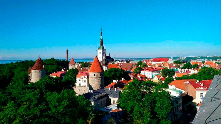 Estônia - Com mais de 1.500 ilhas, tem florestas primitivas, praias rochosas e lagos.  Há castelos e fortalezas no alto de colinas. E a cidade antiga, na capital Tallin, tem museus e uma torre de TV de 314m de altura com plataforma para observação. 