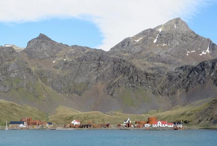 Ilha Geórgia do Sul: Este é mais um território britânico ultramarino no Atlântico Sul. Fica localizado a aproximadamente 2.000 quilômetros a leste da ponta sul da América do Sul.