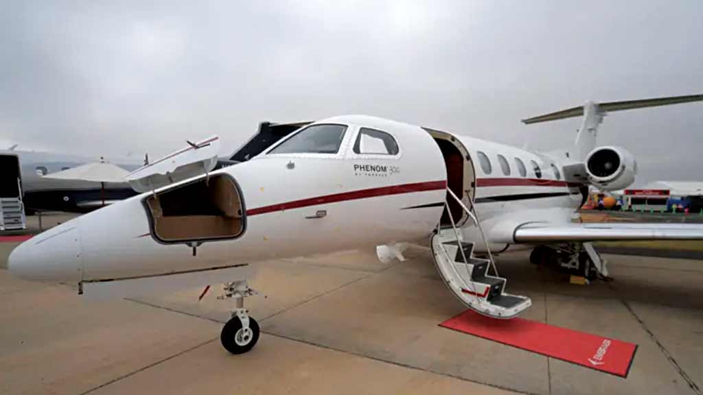 Uma das primeiras providências de Leonardo foi leiloar o jatinho Embraer Phenom 300 (foto) por R$ 47 milhões e passar a usar avião comercial para as frequentes viagens entre Rio e São Paulo. Questão de coerência. Não posso estar em recuperação judicial e ter jatinho, disse na ocasião. 