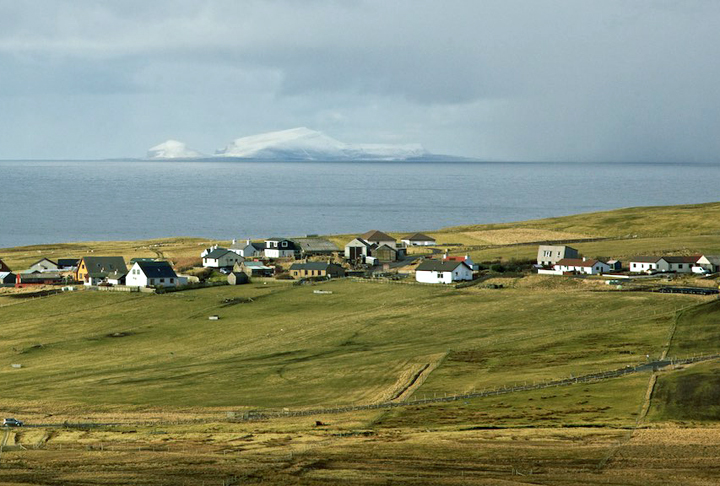 A vida na ilha é voltada para a pesca e a agricultura, e o acesso é feito por barco ou avião, tornando-a um local extremamente remoto e isolado.