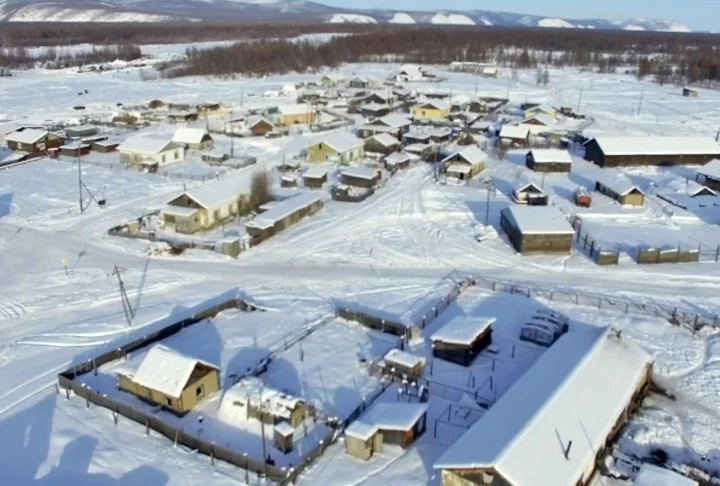 Apesar do clima inóspito, algumas pessoas vivem em Oymyakon, principalmente envolvidas na criação de renas, caça e pesca. 