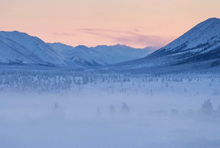 Oymyakon (Rússia): Essa é uma pequena vila localizada no nordeste da Rússia, na região da República de Sakha (Yacútia). É reconhecidamente o lugar habitado mais frio da Terra, com temperaturas que podem atingir -50°C.