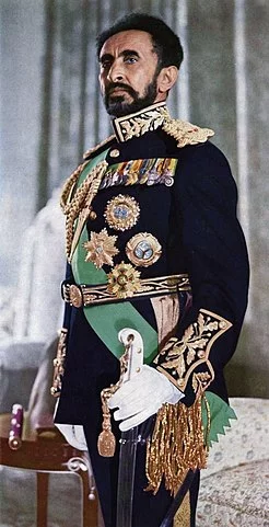 Os rastafári consideravam Haile Selassie I, o último imperador da Etiópia, como a reencarnação de Jesus Cristo. Ras vem do título de Haise antes da coroação (duque) e Tafari Makonnen era o nome verdadeiro dele. 