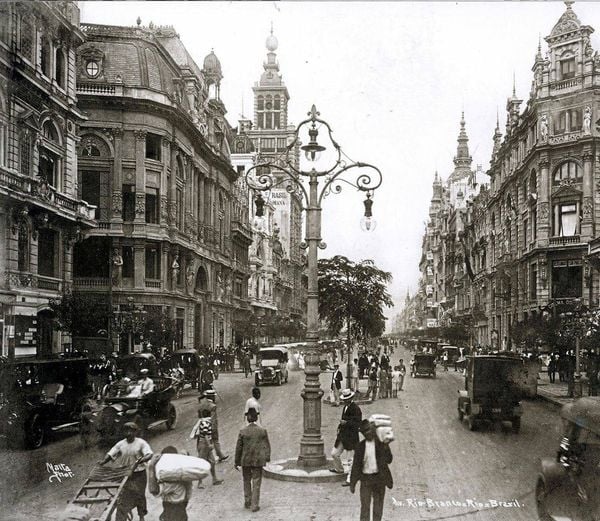 A empresa Americanas S.A. (anteriormente Lojas Americanas S.A. e B2W Digital S.A.) foi fundada em 1929 em Niterói (RJ) pelo austríaco Max Landesmann e os americanos John Lee, Glen Matson, James Marshall e Batson Borger.