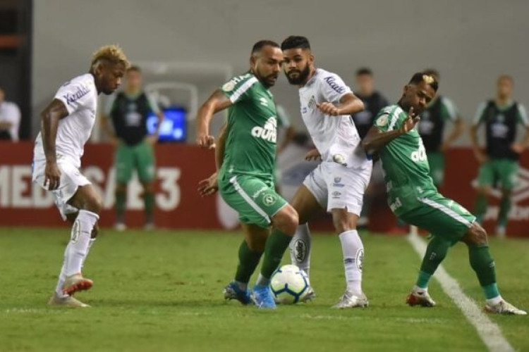 Peixe encara os catarinenses nesta segunda-feira, na Vila Belmiro, precisando vencer para voltar ao G-4 da Série B, do Campeonato Brasileiro