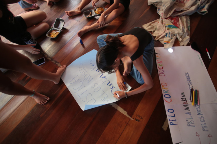 Alunos da turma de forma&ccedil;&atilde;o de dan&ccedil;a da Vila das Artes ocupam a escola em protesto