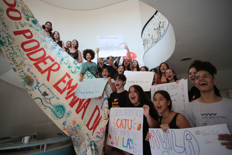 FORTALEZA-CE, BRASIL, 01-07-2024: Alunos da turma de forma&ccedil;&atilde;o de dan&ccedil;a da escola Vila das Artes ocupam a escola em protesto.  (Foto: FABIO LIMA/O POVO)