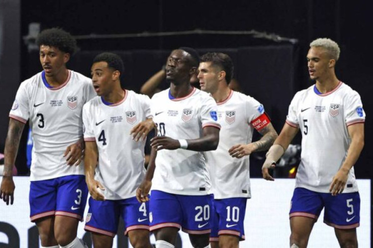 USA's forward #20 Folarin Balogun celebrates scoring his team's first goal with teammates during the Conmebol 2024 Copa America tournament group C football match between Panama and USA at Mercedes Benz Stadium in Atlanta, Georgia, on June 27, 2024. (Photo by EDUARDO MUNOZ / AFP) (Photo by EDUARDO MUNOZ/AFP via Getty Images)