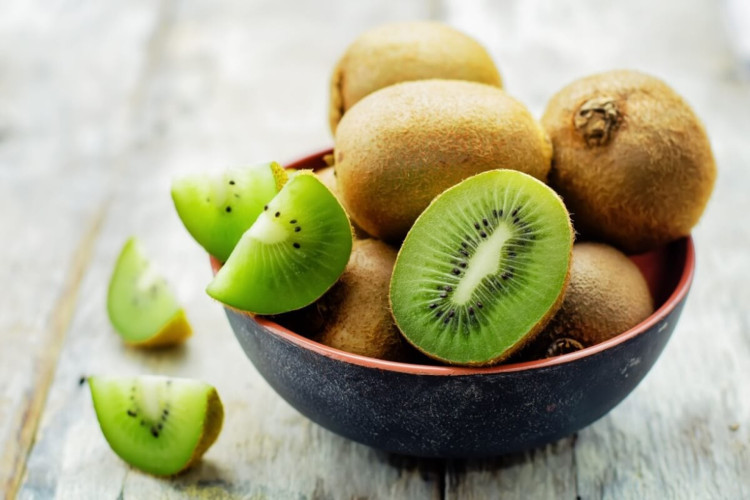 O kiwi oferece diversos benefícios para a saúde (Imagem: Nataliya Arzamasova | Shutterstock)