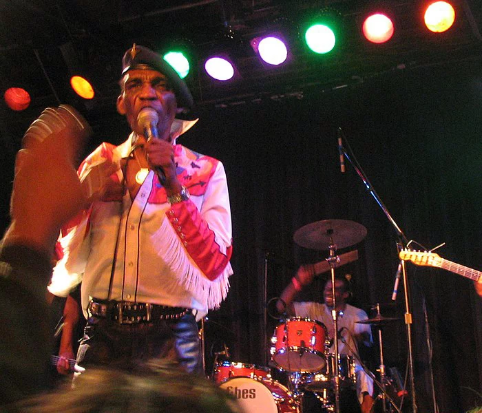 Desmond Dekker - Cantor e compositor jamaicano, foi um dos primeiros a ser considerado uma lenda do Reggae.  Seus maiores sucessos foram Israelites e 007 Shanty Town. Foi um dos pioneiros do skinhead reggae. Morreu aos 64 anos de ataque cardíaco na Inglaterra. 