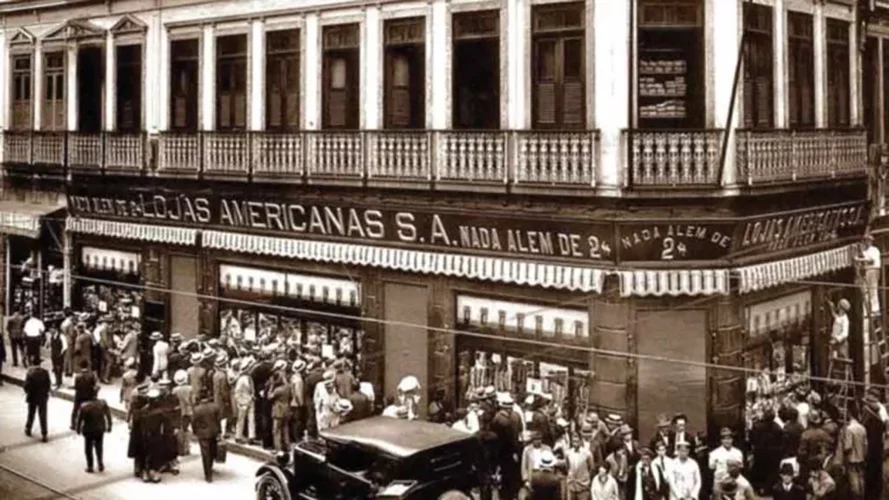 Em 1929, inauguraram a primeira Lojas Americanas, em Niterói com o slogan “Nada além de 2 mil réis”. No fim do primeiro ano, já eram quatro lojas: três no Rio e uma em São Paulo. O slogan era Nada além de 2 mil réis.