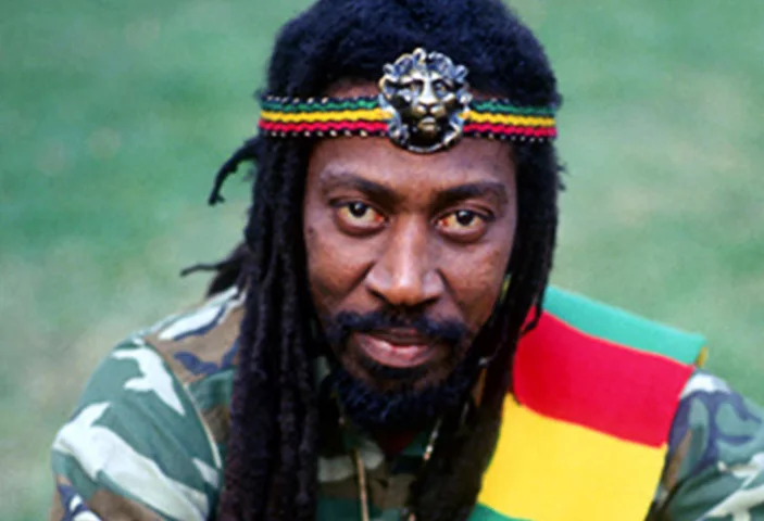 Bunny Wailer - Jamaicano, formou com Bob Marley e Peter Tosh a banda The Wailers. Ganhou 3 Grammys de Melhor Álbum de Reggae. Morreu em 2021, aos 73 anos. 