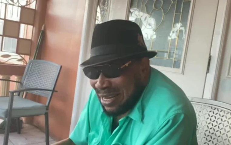 Derrick Morgan - Músico jamaicano, nascido em 27/3/1940,  se popularizou nos anos 1960 e 1970, trabalhou com Bob Marley e Jimmy Cliff. Aposentou-se em 2010 e depois participou de coletâneas e eventos.  