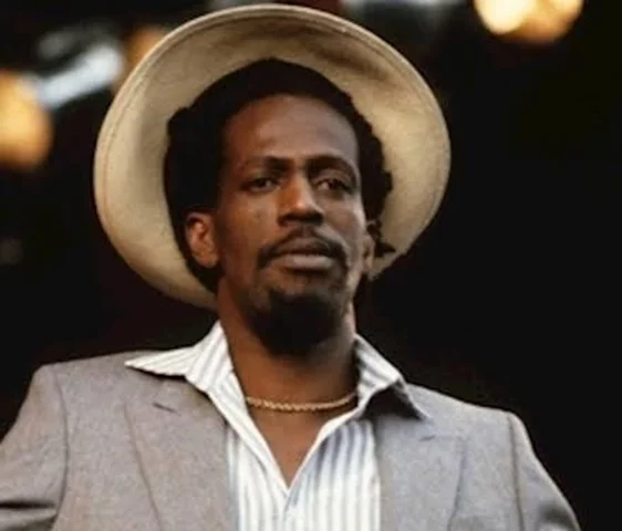 Gregory Isaacs - Cantor, compositor e produtor musical jamaicano, um dos mais prolíficos, com mais de 500 álbuns, entre originais e compilações. Gregory morreu em  2010, aos 59 anos. Sua esposa manteve uma fundação com seu nome para caridade. 