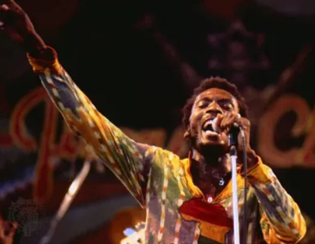 Jimmy Cliff - Fechamos a galeria com o grande músico jamaicano de fama mundial, cuja carreira começou em 1962. Ele ainda está em atividade, aos 77 anos, e, além de cantor e compositor, também toca guitarra, piano, teclado e conga. 
