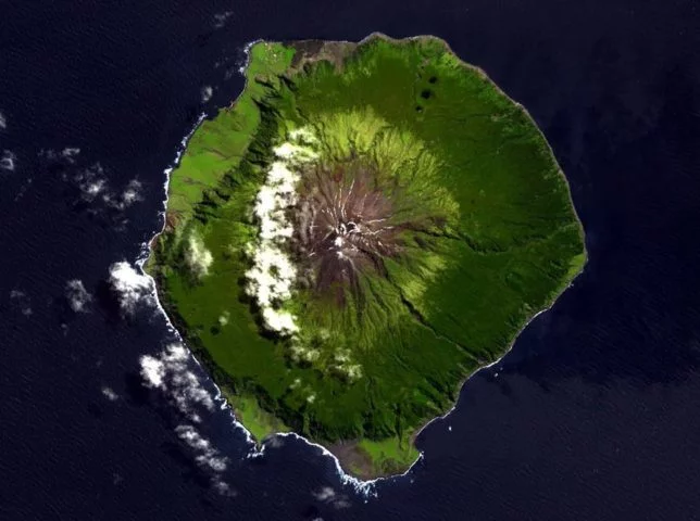 O arquipélago consiste em quatro ilhas principais, sendo Tristão da Cunha a maior delas. A população é pequena, com menos de 300 habitantes. A região é famosa por sua geologia vulcânica e paisagens impressionantes, incluindo o vulcão ativo chamado Queen Mary's Peak.