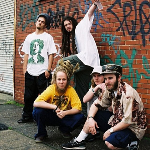 Soldiers of Jah Army - Banda criada em 1997 nos EUA, tem o cantor Jacob Hemphill nos vocais. 