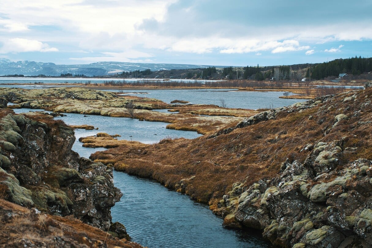 A fenda fica localizada a cerca de 50 km da capital Reykjavik, no Parque Nacional Þingvellir.