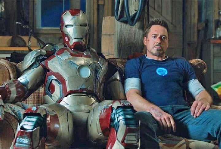 O sucesso do primeiro filme levou a duas sequências diretas: Homem de Ferro 2, lançado em 2010, e Homem de Ferro 3, lançado em 2013.