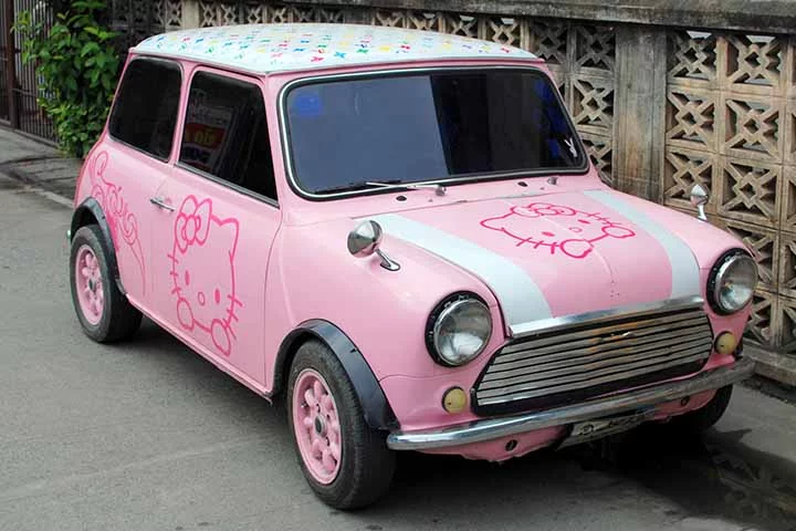 A personagem também já foi alvo de parcerias com marcas de luxo, como a Simmons Jewelry Co. e a Louis Vuitton, que lançou um carro, chamado Hello Kitty Mini.