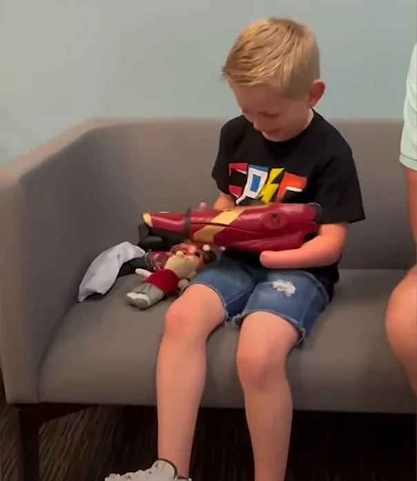 Segundo a imprensa local, foi pedido do próprio menino receber o equipamento nos moldes do super-herói da Marvel.