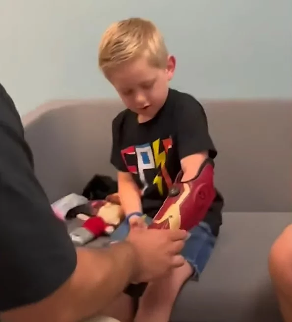 Normalmente, esses braços biônicos são destinados a crianças mais velhas, mas Jordan se mostrou um candidato perfeito graças ao seu bom condicionamento físico e à sua maturidade emocional, segundo declarou a própria Open Bionics.