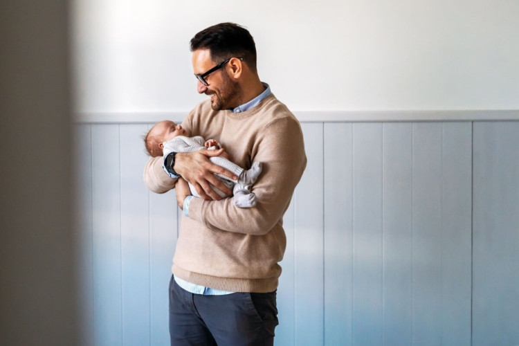 O crescimento de adoções monoparentais reflete a evolução do conceito de família no Brasil  (Imagem: NDAB Creativity | Shutterstock)