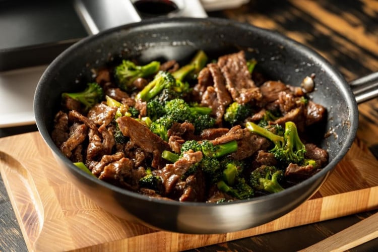 Tiras de bife com brócolis (Imagem: Anton Chernov | Shutterstock)