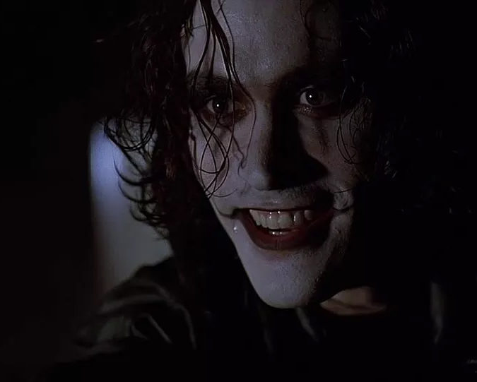 Os produtores de O Corvo consideraram cancelar o filme, mas decidiram terminá-lo em homenagem a Brandon. Eles usaram um dublê para filmar algumas cenas nas quais o personagem usava o rosto pintado, e efeitos digitais foram usados no resto.