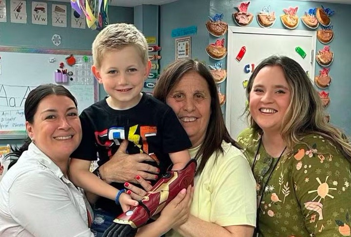 Após nascer sem uma das mãos, um menino de cinco anos de Long Island, nos EUA, ganhou uma prótese inspirada no personagem 