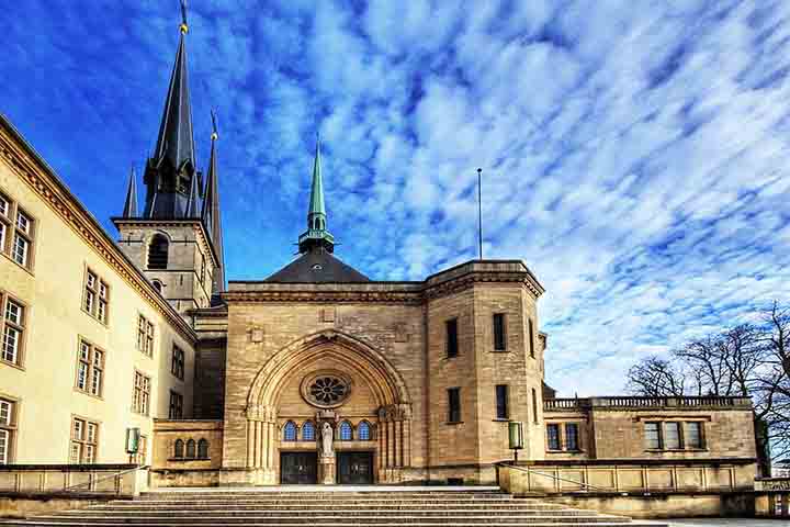 Catedral Notre-Dame: Uma bela catedral gótica com vitrais impressionantes e um túmulo real. Uma dica é subir na torre para ter uma vista ainda mais incrível da cidade.