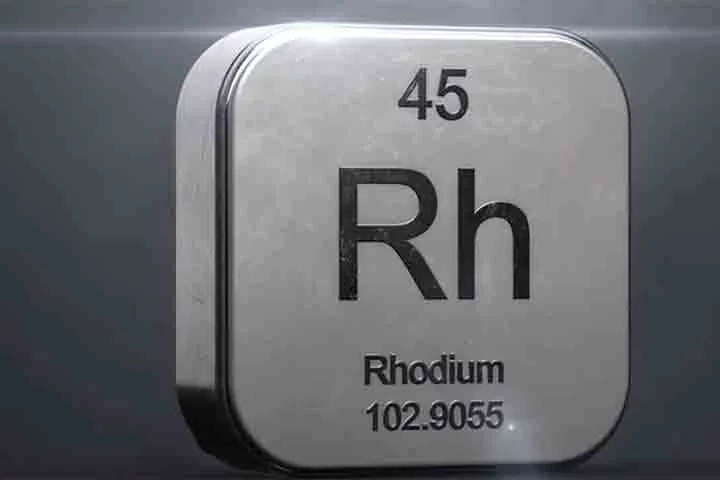 Ele tem grande variedade de usos comerciais porque é um bom condutor de eletricidade. Além disso, devido à elevada dureza, é utilizado em ligas com outros metais, para que elas tenham resistência mais alta à corrosão.