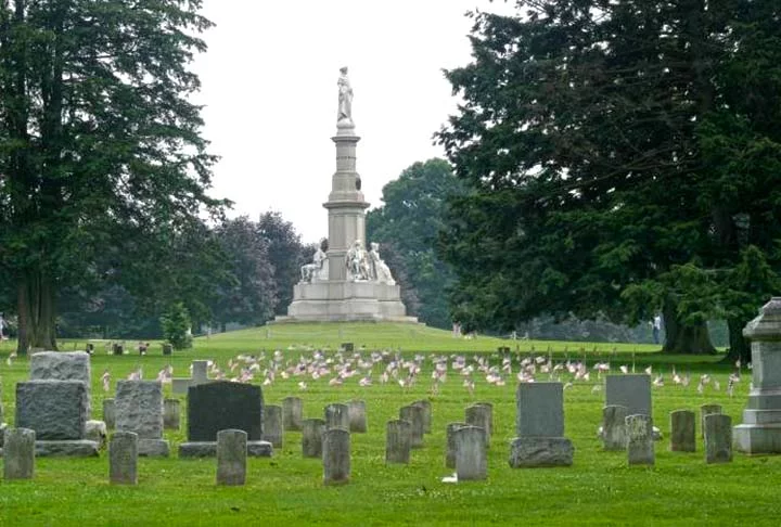Com pouco menos de dez mil habitantes, segundo o último censo, a cidade sedia o Gettysburg College, tradicional instituição liberal de ensino, fundada em 1832. O Cemitério Nacional de Gettsyburg é outro ponto de visitação por ser o local onde estão enterrados os heróis das batalhas.

