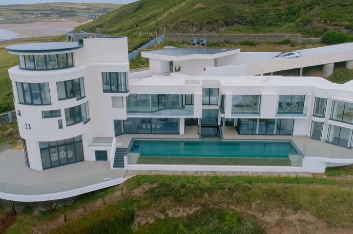 Agora, a mansão virou um símbolo de trauma para a família e tem sido classificada como amaldiçoada no mercado imobiliário.