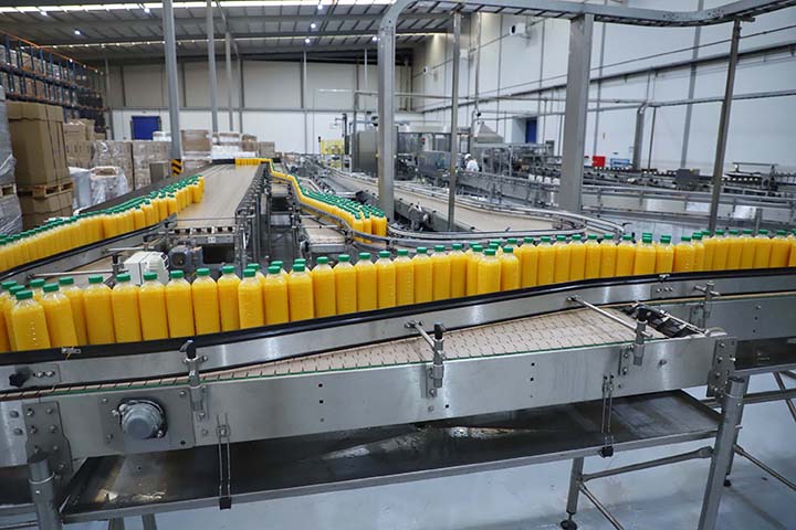 O Brasil lidera o mercado sendo o maior produtor também de laranja e maior exportador do suco da fruta, que é uma commodity, representando 75% do mercado global do produto.