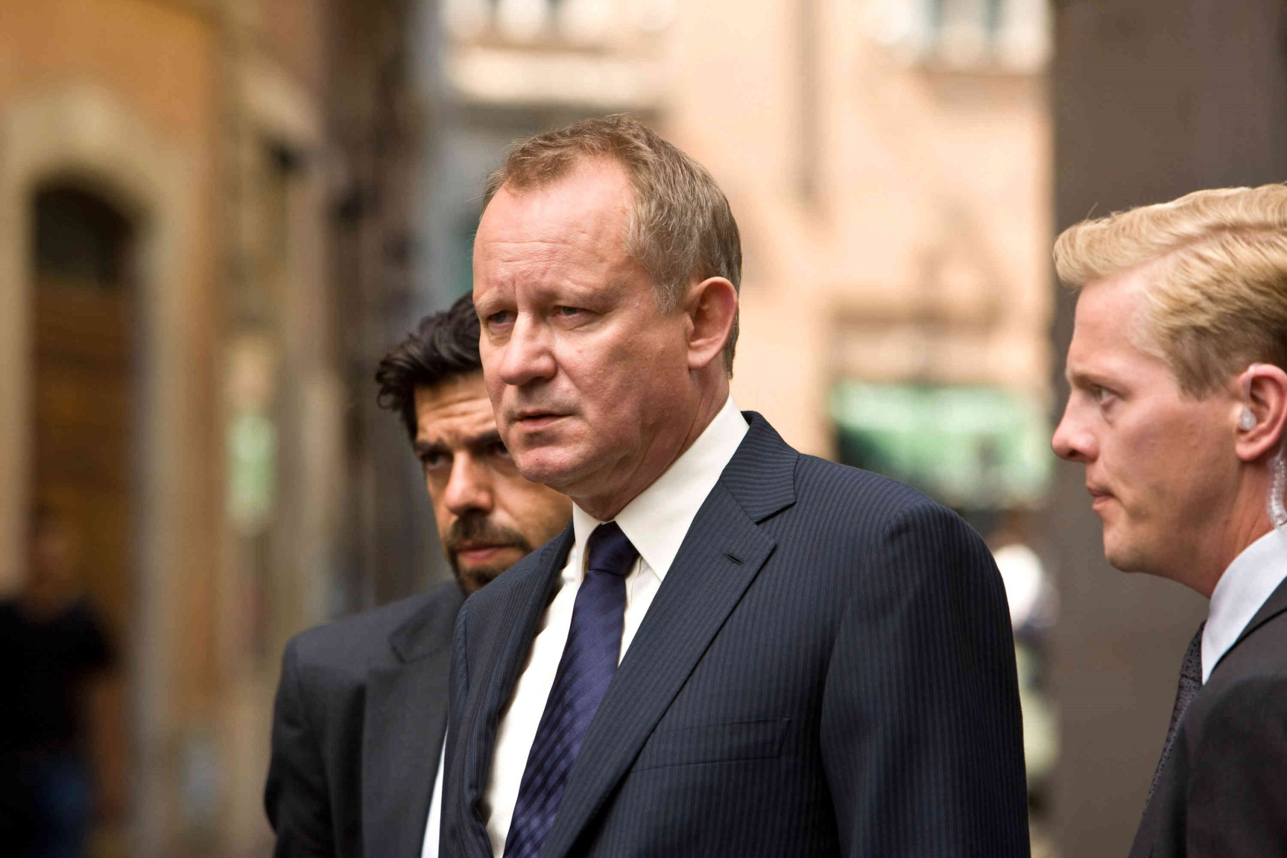 Stellan Skarsgard - Sueco - Interpreta o Comandante Richter.  