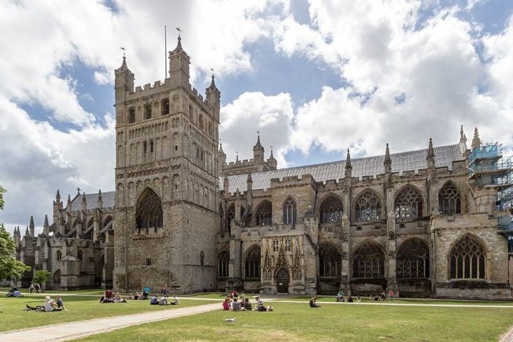 Isso sem falar na capital do condado, Exeter, uma cidade histórica com um centro medieval bem preservado, uma imponente catedral gótica e um mercado de rua muito popular.