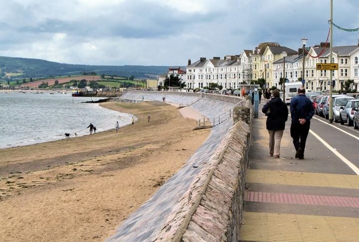 Exmouth, Sidmouth, Woolacombe e Saunton Sands são alguns dos destinos mais procurados por quem visita a região.