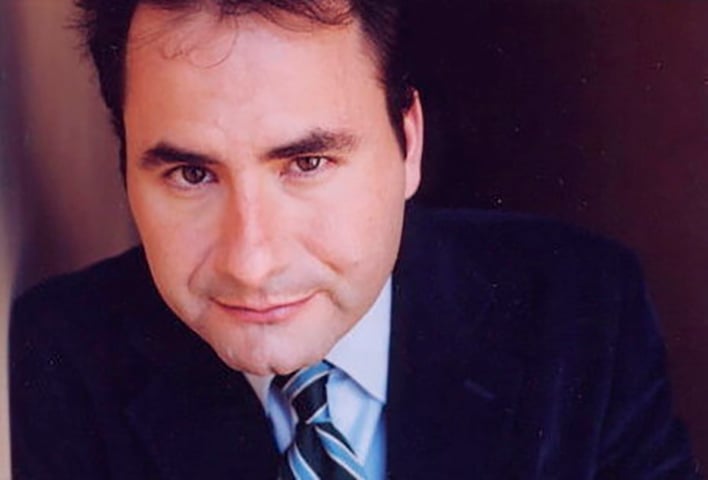 Fritz Michel - Francês - Interpreta um repórter. 