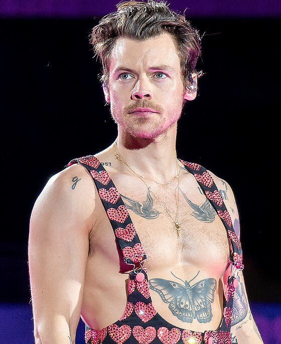 Houve até um rumor de que o cantor Harry Styles teria demonstrado interesse na mansão, mas o artista nunca se pronunciou sobre o assunto.