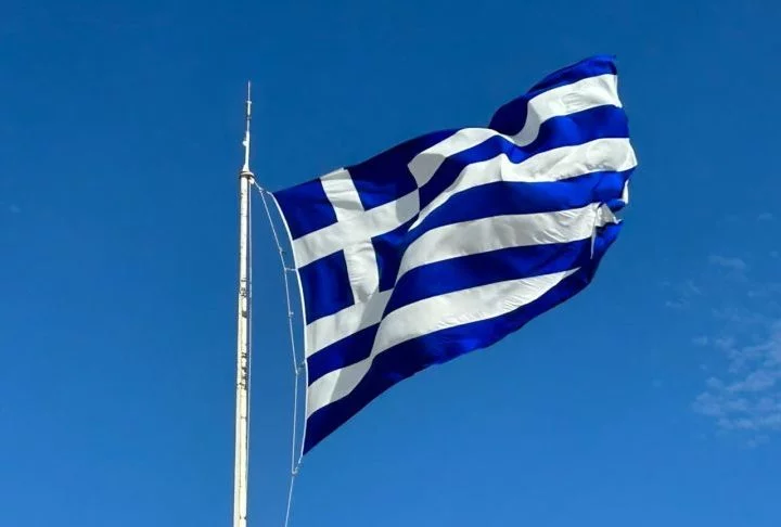 A letra original, composta por 158 estrofes, narra a história da luta pela liberdade do povo grego, desde a queda da Constantinopla em 1453 até a eclosão da guerra em 1821.