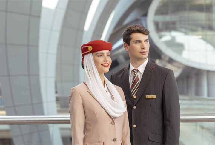 A atual versão da vestimenta preserva alguns detalhes tradicionais como o bege que identifica a companhia, além do estilo clássico que acompanha o traje no decorrer dos anos.